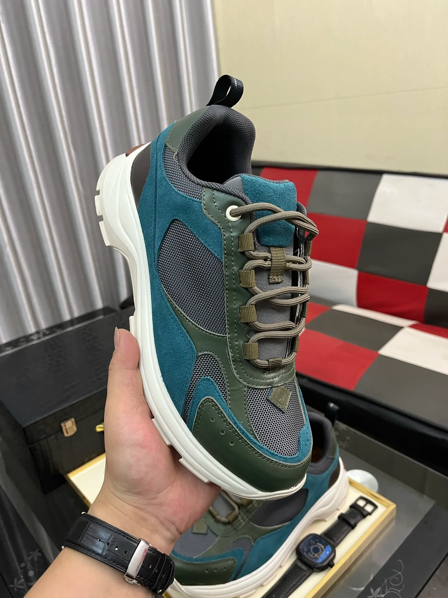 Men's shoes 💰520 ⌚️⌚️ Loro Piana's classic popular lp top version of Pili casual shoes. It turns out that these are the casual shoes that are said to be able to walk 20,000 steps without tiring your feet. This pair has both good looks and feel. You will be completely lost as soon as you step on it ~ The minimalist design is eye-catching and durable, and it is a bonus for dressing. The soft feeling on the feet has outstanding texture, and it is very nice without abrasion on the feet. The soft and waxy soles make it easy to wear for daily use for a long time. Who can resist a pair of versatile and good-looking loafers? Don't be too elegant at all, the feel and texture of the feet are good, the key is to make the legs look longer and not tire the feet, the main thing is that it is just right!        Material: Original cowhide Lining: Original sheepskin Outsole: Original sole Size: 38-44